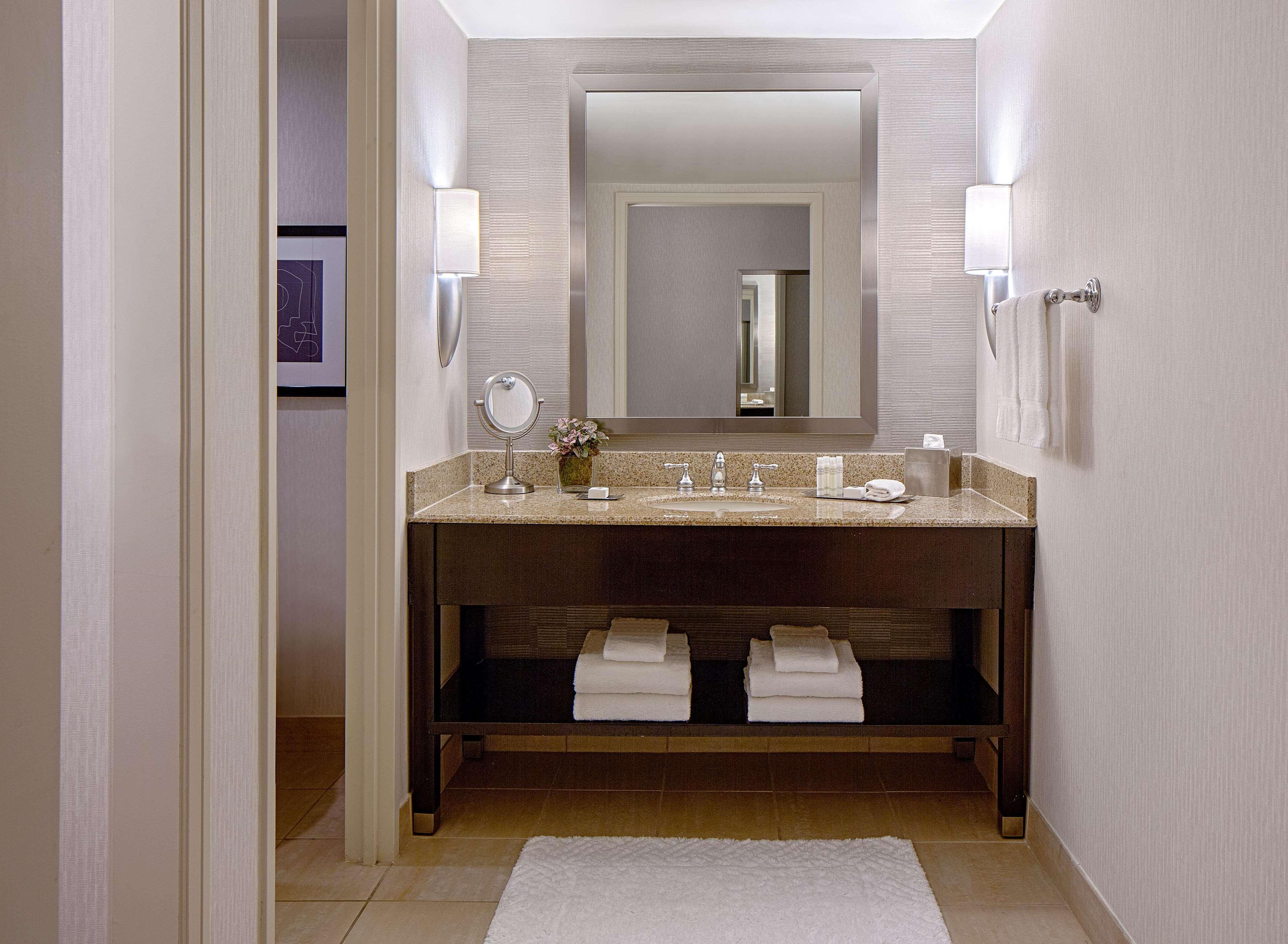 Doubletree By Hilton Hotel Houston Greenway Plaza Eksteriør billede