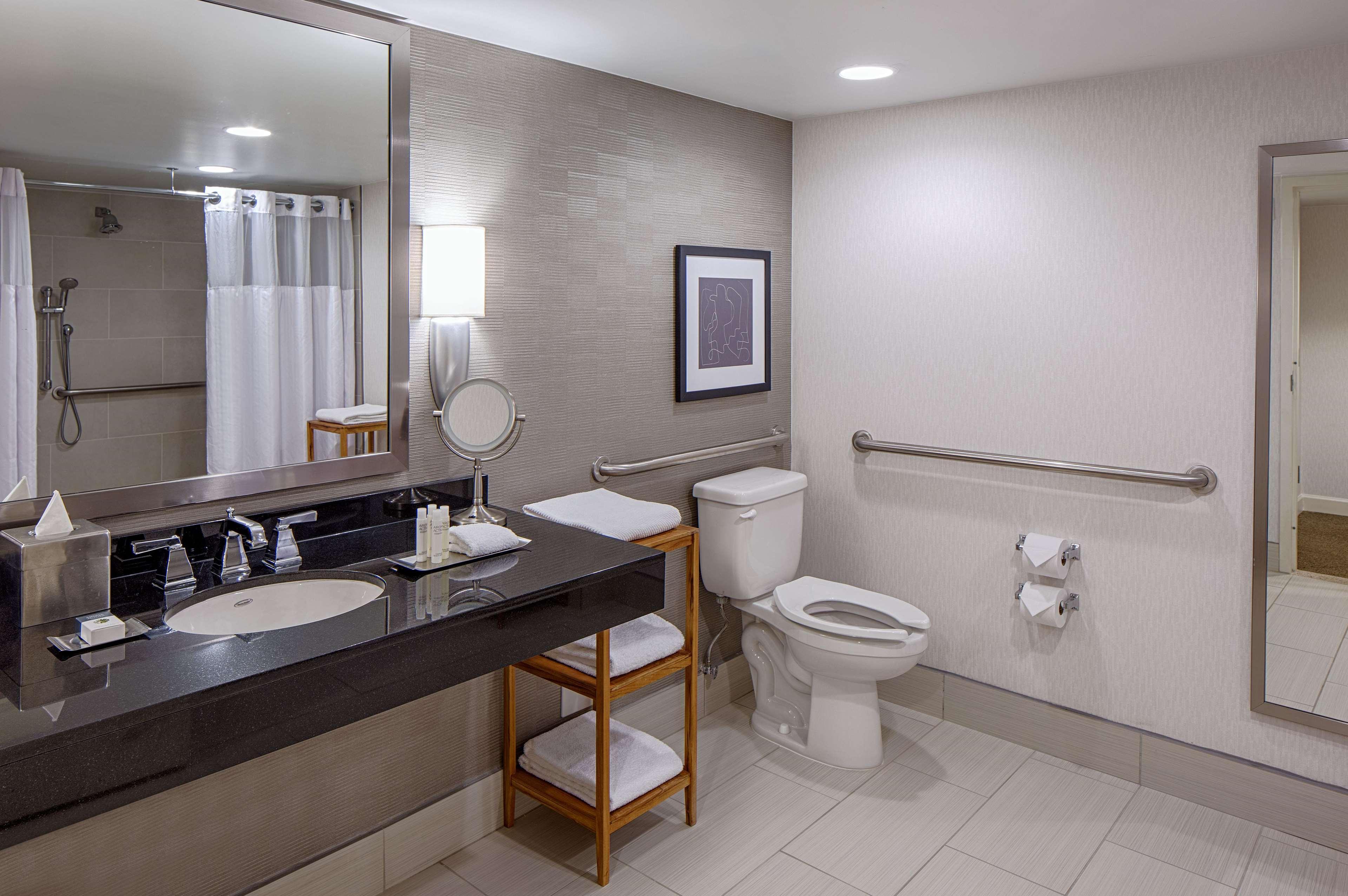 Doubletree By Hilton Hotel Houston Greenway Plaza Eksteriør billede