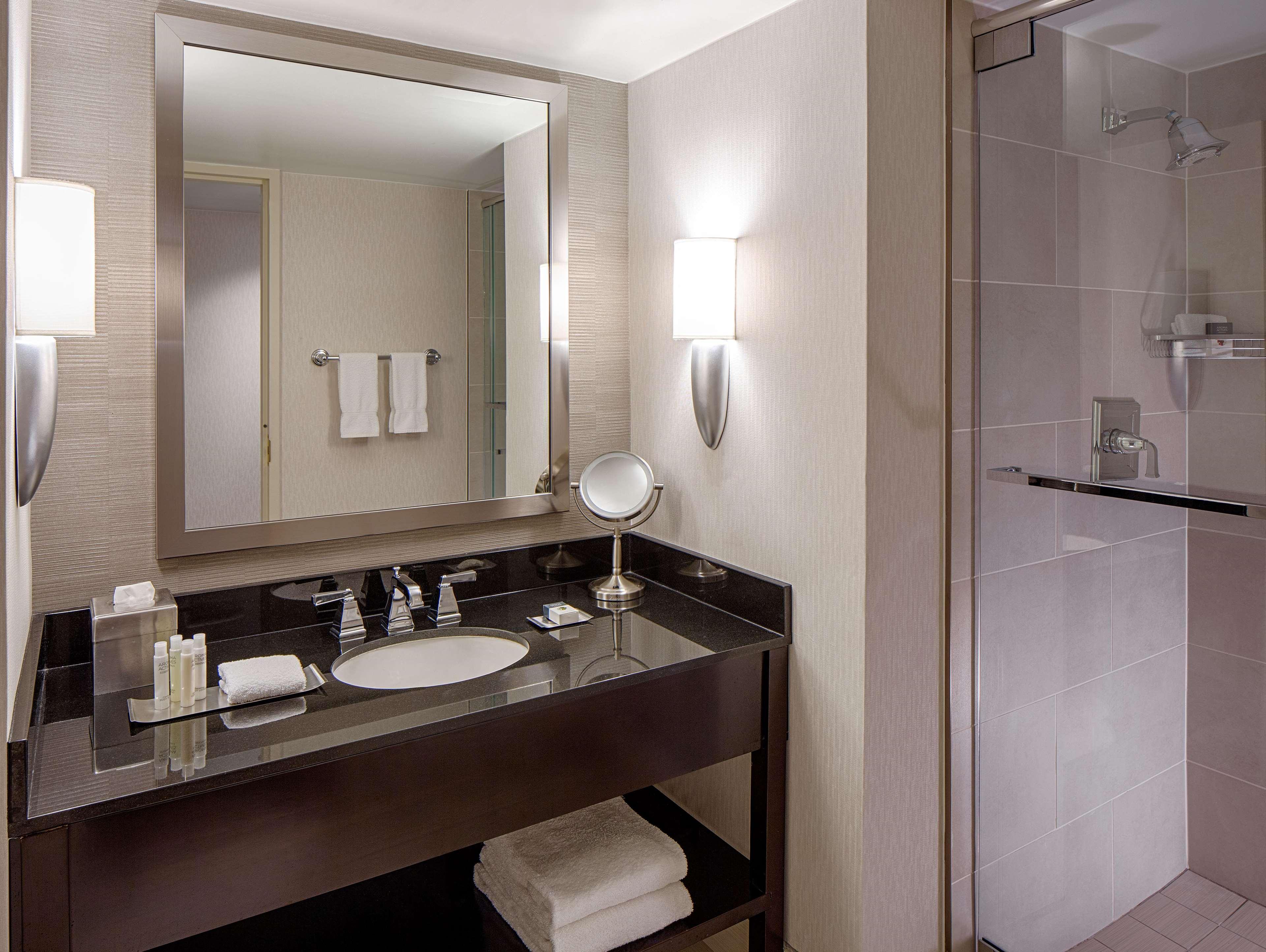 Doubletree By Hilton Hotel Houston Greenway Plaza Eksteriør billede