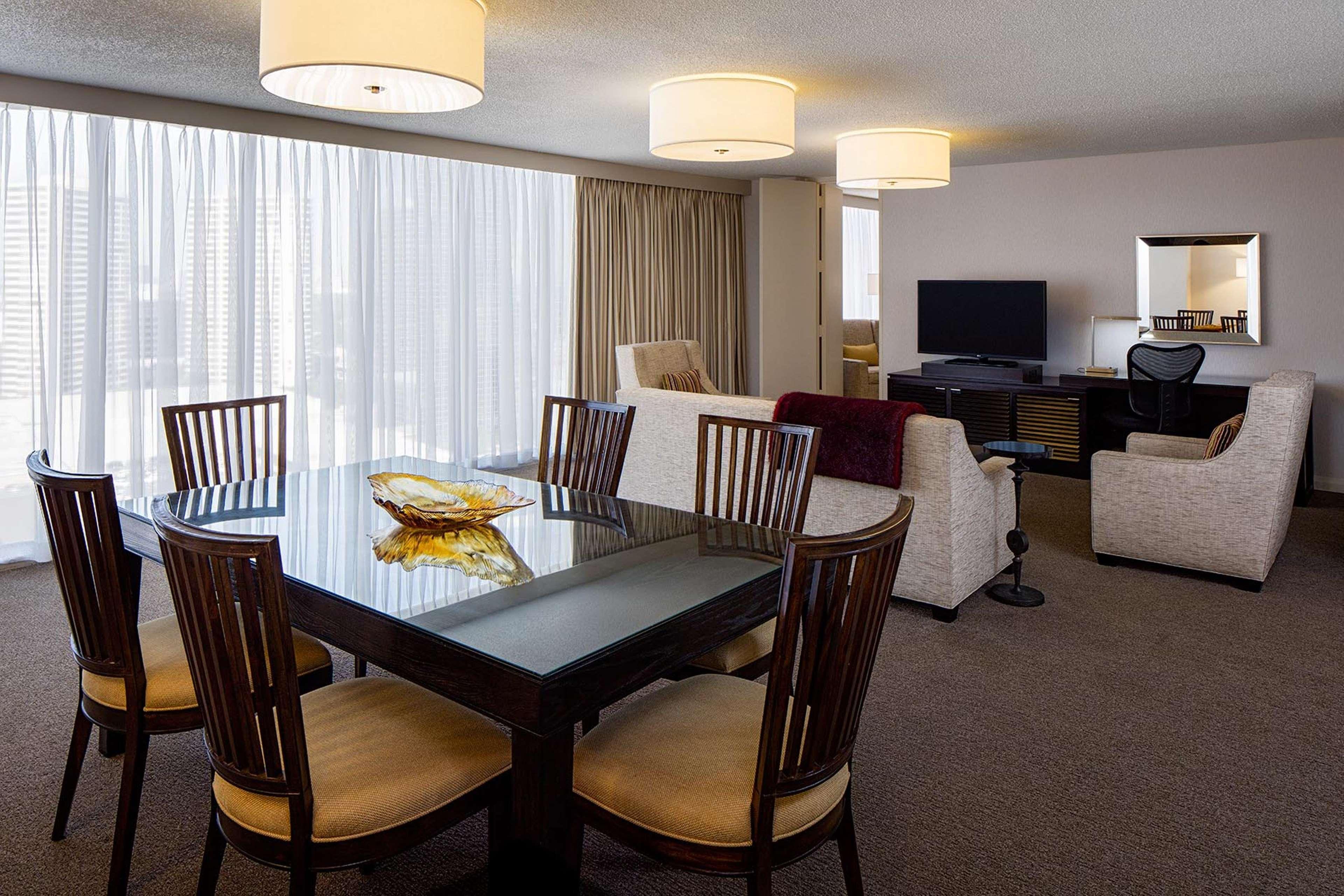 Doubletree By Hilton Hotel Houston Greenway Plaza Eksteriør billede