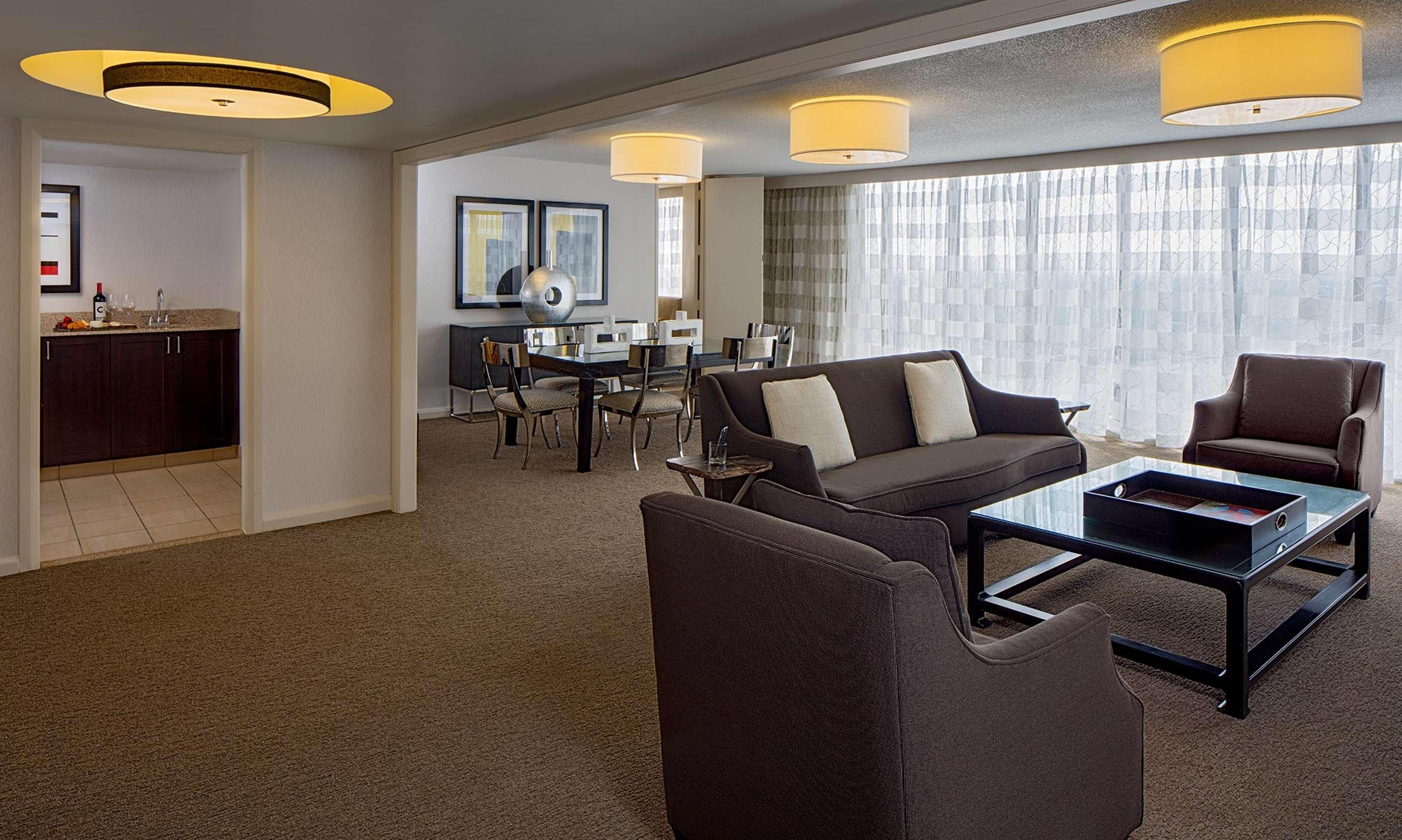 Doubletree By Hilton Hotel Houston Greenway Plaza Eksteriør billede