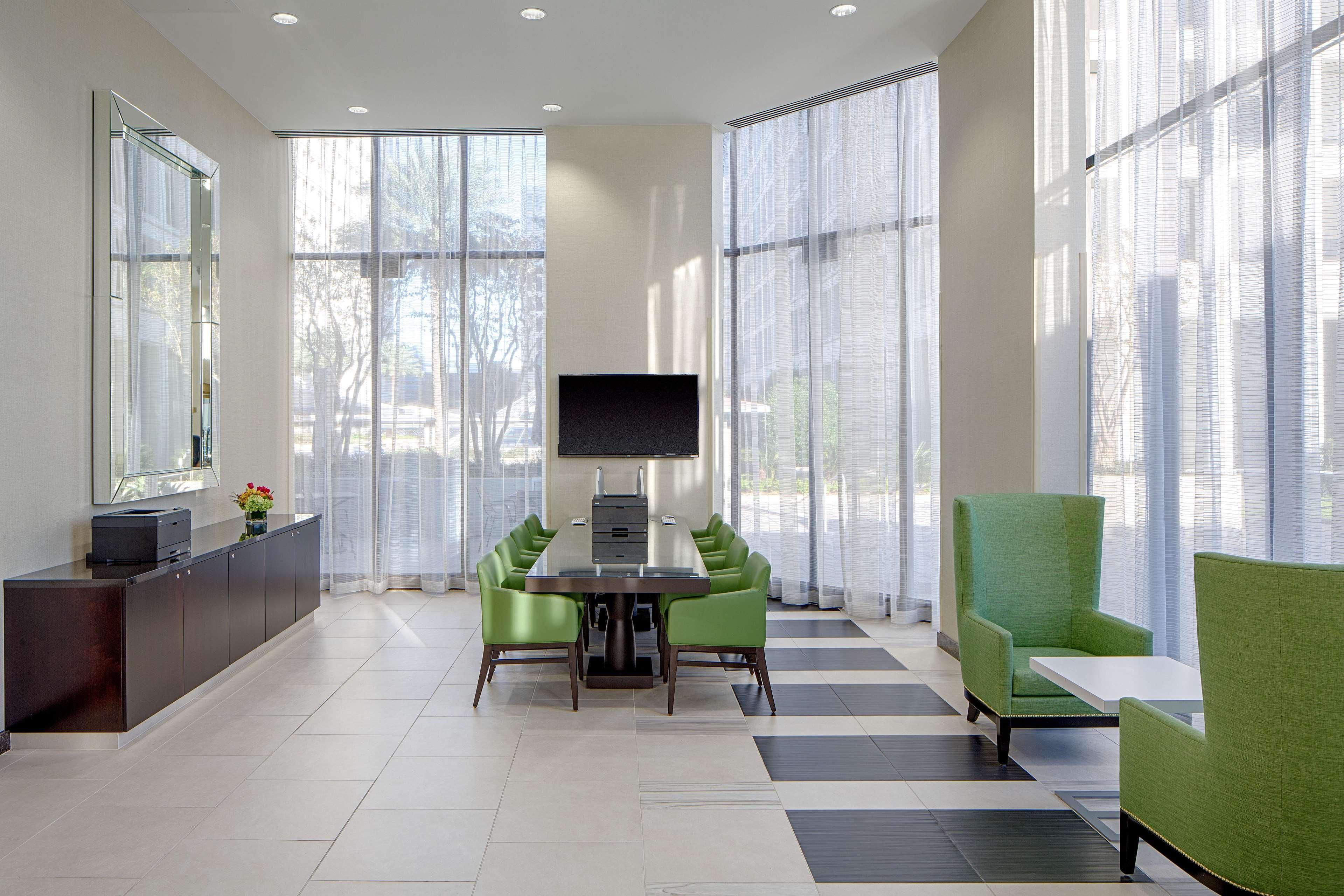 Doubletree By Hilton Hotel Houston Greenway Plaza Eksteriør billede